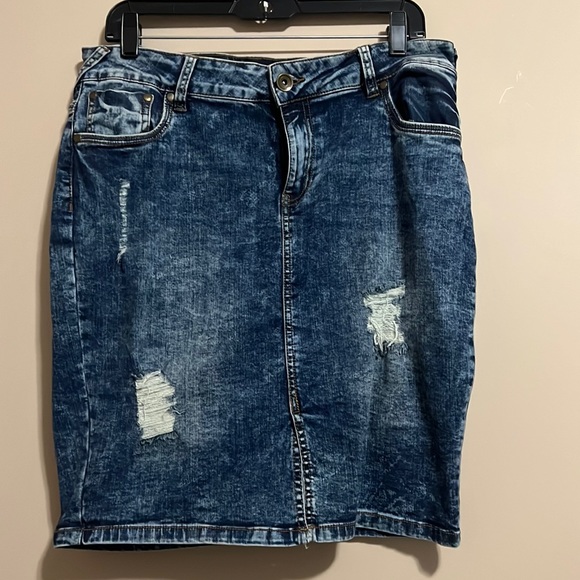 Beautiful jean skirt- size 12 - Picture 1 of 2